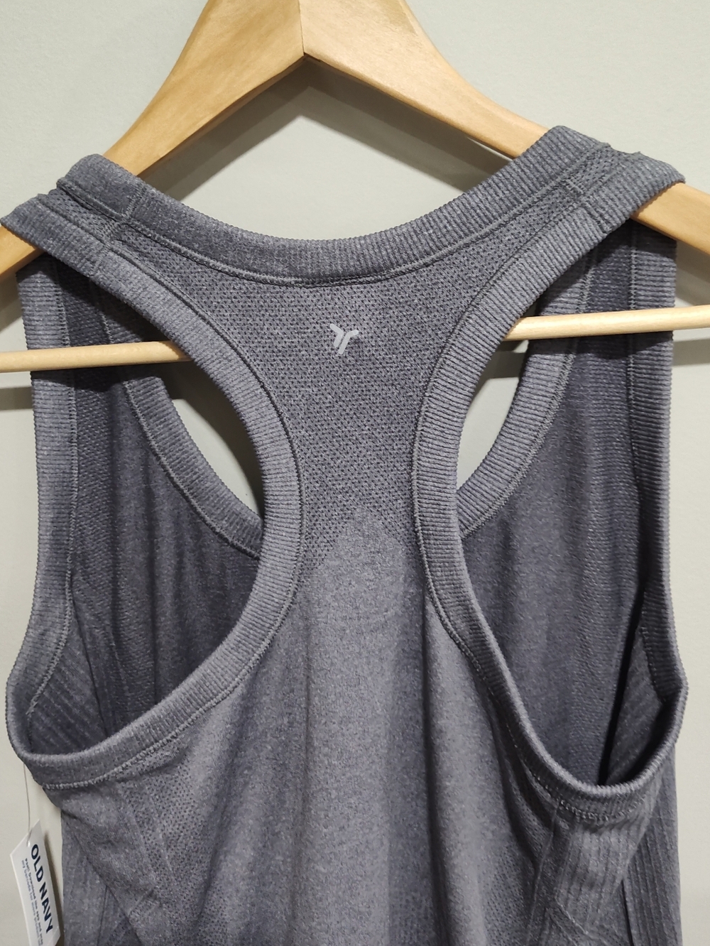 Old Navy Women's Fluid Seamless Fitted Tank Top, Go-Dry, Gray, Size Medium NWT - Picture 7 of 10